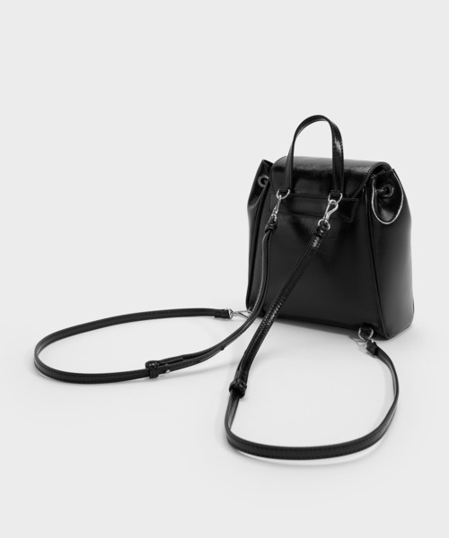 CHARLES & KEITH(チャールズ & キース)の「Blaise ブレイス フロントポケット ドローストリングバックパック(バックパック/リュック・レディース・スミクロ/シルバー・S)」の8枚目の写真