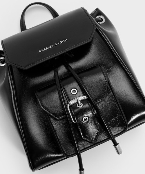 CHARLES & KEITH(チャールズ & キース)の「Blaise ブレイス フロントポケット ドローストリングバックパック(バックパック/リュック・レディース・スミクロ/シルバー・S)」の9枚目の写真
