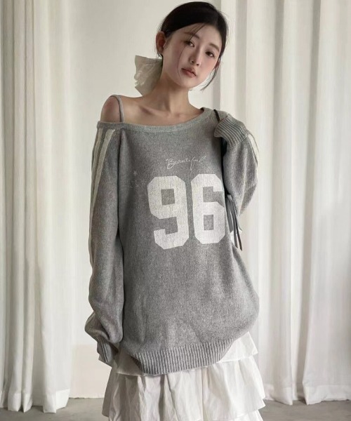 Sibra(シブラ)の「肩開きデザインが可愛い!ゆったり着られるオフショルニットトップス(ニット/セーター・レディース・レッド/ネイビー/グレー・M)」の2枚目の写真