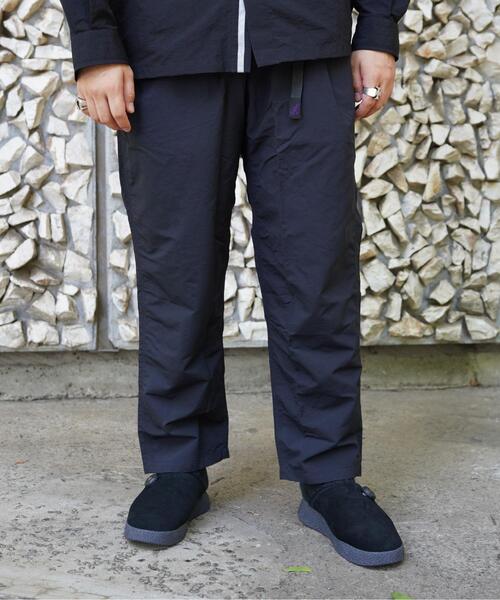 Gramicci（グラミチ）の「Gramicci/グラミチ　別注NYLON TUCK PANTS　別注ナイロンタックパンツ（その他パンツ・メンズ・ブラック/ブラウン/オリーブ/オリーブ系・S/M/L/XL）」の2枚目の写真
