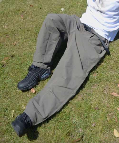 Gramicci（グラミチ）の「Gramicci/グラミチ　別注NYLON TUCK PANTS　別注ナイロンタックパンツ（その他パンツ・メンズ・ブラック/ブラウン/オリーブ/オリーブ系・S/M/L/XL）」の3枚目の写真