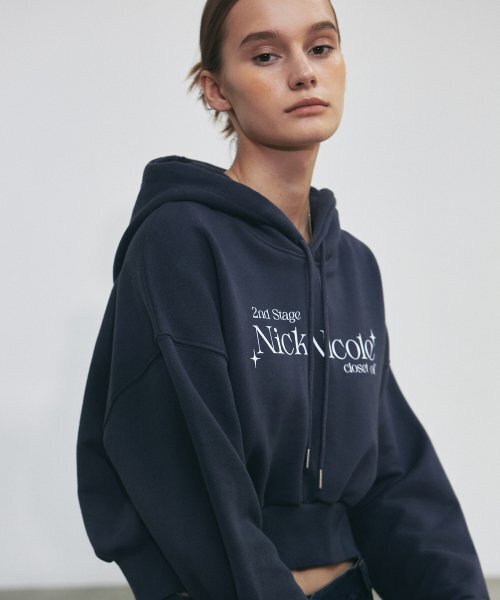 NICK&NICOLE(ニックアンドニコール)の「NICOLE SIGNATURE LOGO CROP HOODY_NAVY(パーカー・レディース・その他・FREE)」の2枚目の写真