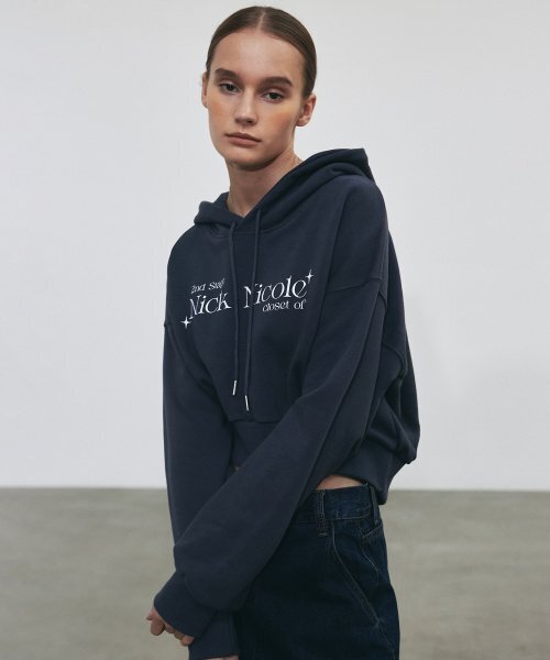 NICK&NICOLE(ニックアンドニコール)の「NICOLE SIGNATURE LOGO CROP HOODY_NAVY(パーカー・レディース・その他・FREE)」の3枚目の写真