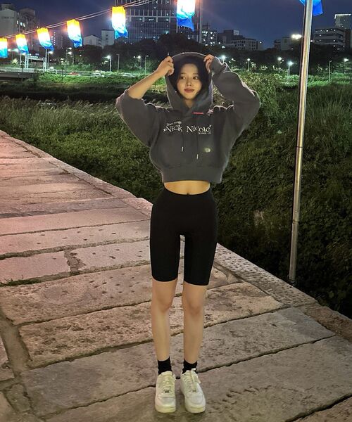 NICK&NICOLE(ニックアンドニコール)の「NICOLE SIGNATURE LOGO CROP HOODY_NAVY(パーカー・レディース・その他・FREE)」の4枚目の写真