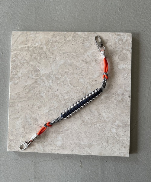 SANSeLF（サンセルフ）の「【SANSeLF】 パラコードキーストラップ カラーミックス メタルフック スマホアクセサリー saa25a179（スマホグッズ・レディース・ピンク/ブルー/ネイビー・FREE）」の2枚目の写真