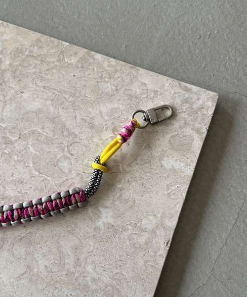 SANSeLF（サンセルフ）の「【SANSeLF】 パラコードキーストラップ カラーミックス メタルフック スマホアクセサリー saa25a179（スマホグッズ・レディース・ピンク/ブルー/ネイビー・FREE）」の19枚目の写真