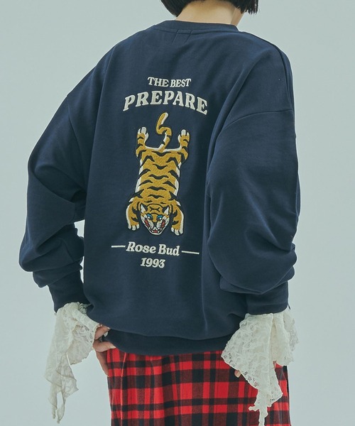 ROSE BUD（ローズバッド）の「TIGER EMBROIDERY SWEAT（スウェット・レディース・ブラック/オフホワイト/ネイビー・ONE SIZE）」の3枚目の写真