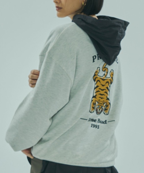 ROSE BUD（ローズバッド）の「TIGER EMBROIDERY SWEAT（スウェット・レディース・ブラック/オフホワイト/ネイビー・ONE SIZE）」の2枚目の写真