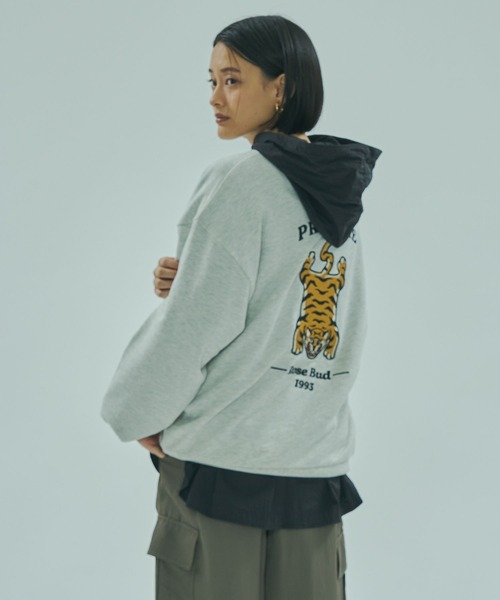 ROSE BUD（ローズバッド）の「TIGER EMBROIDERY SWEAT（スウェット・レディース・ブラック/オフホワイト/ネイビー・ONE SIZE）」の4枚目の写真
