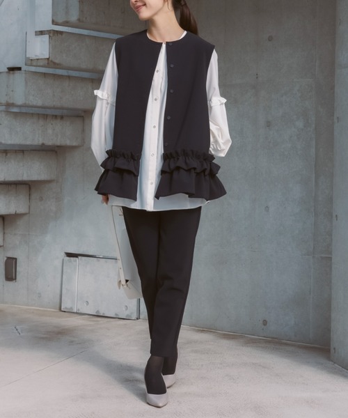 Sono（ソーノ）の「【新作 1/16発売】ご自宅でお洗濯可能【SONO/ソーノ】【SONO NAVY/ソーノネイビー】【MUMMUMダブルクロス】 フローラルフリルチュニックジレ（スーツベスト・レディース・ブラック/ネイビー・F）」の5枚目の写真