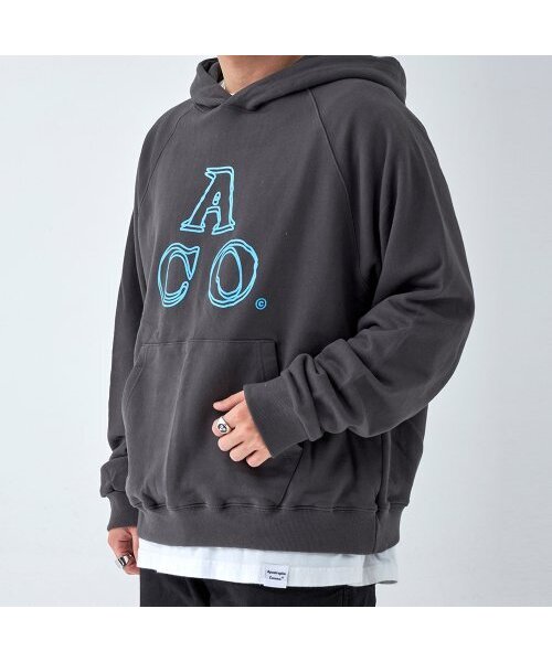 APOSTROPHE COMMA(アポストロフィコンマ)の「ACOロゴフードパーカー(チャコール/ブルー)(パーカー・メンズ・チャコール・MEDIUM)」の1枚目の写真