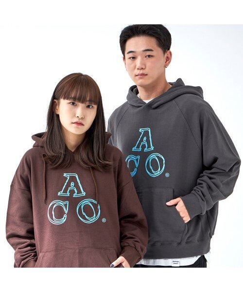 APOSTROPHE COMMA(アポストロフィコンマ)の「ACOロゴフードパーカー(チャコール/ブルー)(パーカー・メンズ・チャコール・MEDIUM)」の2枚目の写真