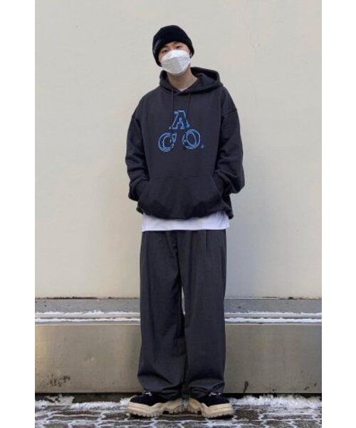 APOSTROPHE COMMA(アポストロフィコンマ)の「ACOロゴフードパーカー(チャコール/ブルー)(パーカー・メンズ・チャコール・MEDIUM)」の4枚目の写真