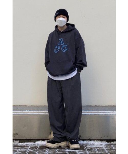 APOSTROPHE COMMA(アポストロフィコンマ)の「ACOロゴフードパーカー(チャコール/ブルー)(パーカー・メンズ・チャコール・MEDIUM)」の6枚目の写真