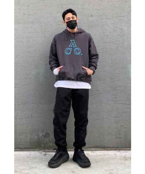 APOSTROPHE COMMA(アポストロフィコンマ)の「ACOロゴフードパーカー(チャコール/ブルー)(パーカー・メンズ・チャコール・MEDIUM)」の8枚目の写真