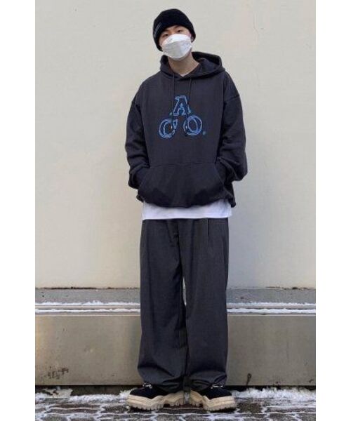 APOSTROPHE COMMA(アポストロフィコンマ)の「ACOロゴフードパーカー(チャコール/ブルー)(パーカー・メンズ・チャコール・MEDIUM)」の9枚目の写真