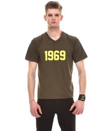 COME（シーオーエムイー）の「1969-PRINT COTTON-JERSEY T-SHIRT (KHAKI)（Tシャツ/カットソー）」