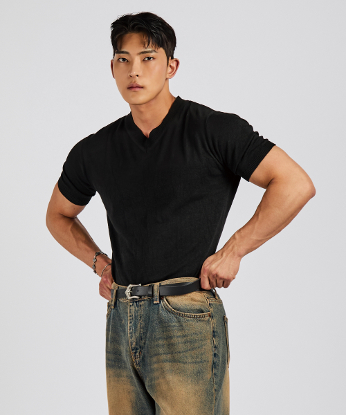 LEVELD(レブエルド)の「マッスルフィット半袖Vネックニットブラック(Tシャツ/カットソー・メンズ・ブラック・MEDIUM/LARGE)」の1枚目の写真