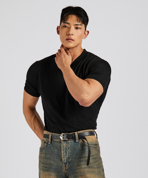 LEVELD(レブエルド)の「マッスルフィット半袖Vネックニットブラック(Tシャツ/カットソー・メンズ・ブラック・MEDIUM/LARGE)」の2枚目の写真