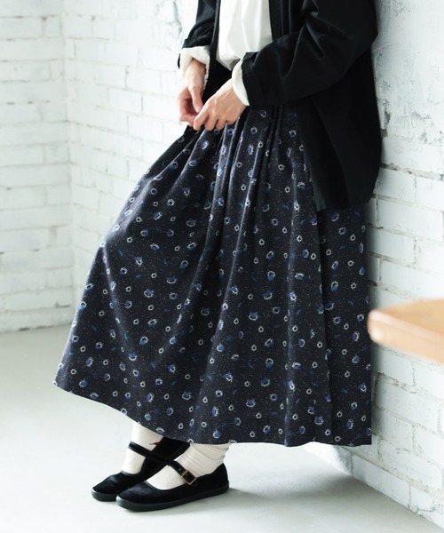 soulberry(ソウルベリー)の「星と青い鳥のスカート(スカート・レディース・スミクロ・5L/4L/3L/LL/L/M)」の1枚目の写真