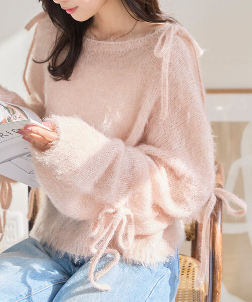 KOBE LETTUCE(コウベレタス)の「キャットヤーン袖リボンラメシアーニットトップス(ニット/セーター・レディース・ブラック/ピンク/アイボリー・M)」の1枚目の写真