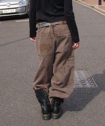 ERTR（イーアールティーアール）の「Gemini Emanate Logo Double Knee Pants Brown（デニムパンツ）」