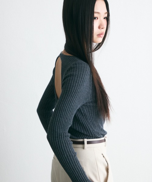 krahe(クレーエ)の「バックオープンリブトップス(ニット/セーター・レディース・グレー/ベージュ/ダークグレー/ホワイト・FREE)」の1枚目の写真