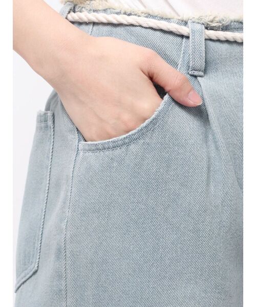 Now me. by NYLON JAPAN（ナウミーバイナイロンジャパン）の「ウエストフリンジデニムパンツ（デニムパンツ・レディース・ブルー/ピンク・SMALL/MEDIUM）」の20枚目の写真