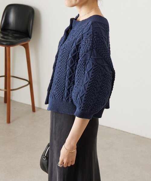 BEARDSLEY（ビアズリー）の「ケーブルニットプルオーバー（ニット/セーター・レディース・ライトグレー/ネイビー・FREE）」の5枚目の写真