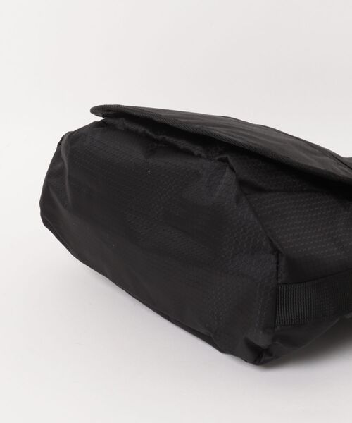 Gramicci(グラミチ)の「【GRAMICCI】MULTI SIDE BAG(ショルダーバッグ・メンズ・オリーブ/ブラック・FREE)」の4枚目の写真