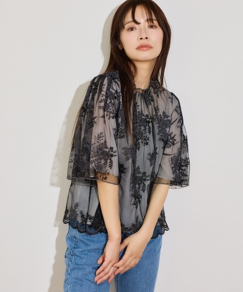 mysty woman（ミスティウーマン）の「フローラルラメ刺繍ブラウス5分袖　656078（シャツ/ブラウス・レディース・ブラウン/アイボリー/ブラック/グレイッシュブルー・FREE）」の2枚目の写真