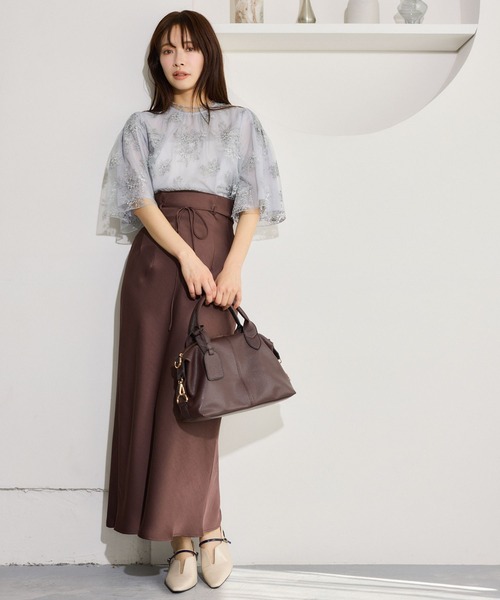 mysty woman（ミスティウーマン）の「フローラルラメ刺繍ブラウス5分袖　656078（シャツ/ブラウス・レディース・ブラウン/アイボリー/ブラック/グレイッシュブルー・FREE）」の6枚目の写真