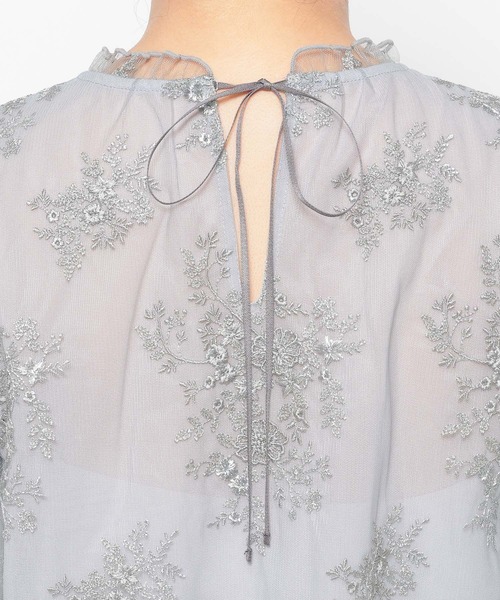 mysty woman（ミスティウーマン）の「フローラルラメ刺繍ブラウス5分袖　656078（シャツ/ブラウス・レディース・ブラウン/アイボリー/ブラック/グレイッシュブルー・FREE）」の22枚目の写真