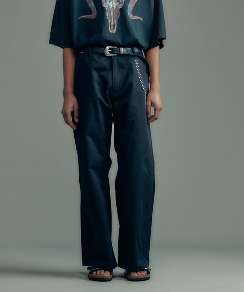 ADAM PATEK(アダムパテック)の「【ADAMPATEK/アダムパテック】studded T/C twill flare wide trouser/スタッズ付きTCツイルワイドトラウザー(チノパンツ・メンズ・ベージュ/ブラック・2/1)」の2枚目の写真