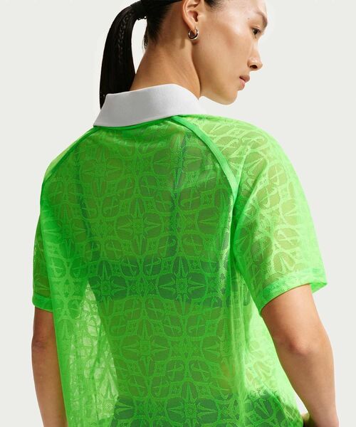 NIKE(ナイキ)の「ナイキ スポーツウェア ウィメンズ ルーズ レース ポロ ジャージー トップス / Nike Sportswear Women's Loose Lace Polo Jersey Top IF0521-398 Green Strike(ポロシャツ・レディース・グリーン・XL/S/M/L/XS)」の2枚目の写真