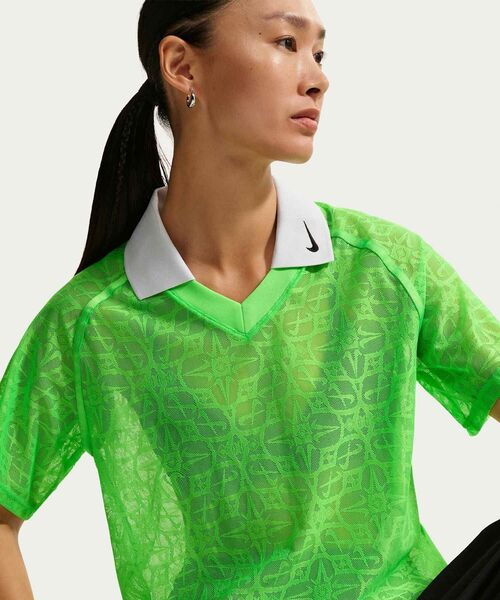 NIKE(ナイキ)の「ナイキ スポーツウェア ウィメンズ ルーズ レース ポロ ジャージー トップス / Nike Sportswear Women's Loose Lace Polo Jersey Top IF0521-398 Green Strike(ポロシャツ・レディース・グリーン・XL/S/M/L/XS)」の3枚目の写真