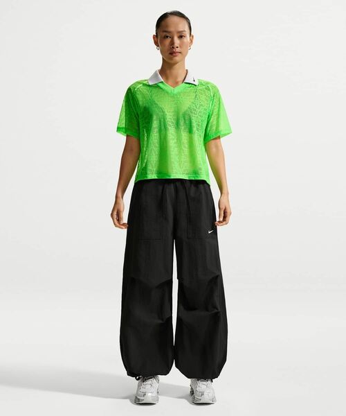 NIKE(ナイキ)の「ナイキ スポーツウェア ウィメンズ ルーズ レース ポロ ジャージー トップス / Nike Sportswear Women's Loose Lace Polo Jersey Top IF0521-398 Green Strike(ポロシャツ・レディース・グリーン・XL/S/M/L/XS)」の4枚目の写真