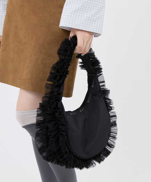 LeSportsac（レスポートサック）の「RUFFLE ZIP HOBO ブラックレースラッフル（ショルダーバッグ・レディース・ブラック・FREE）」の2枚目の写真
