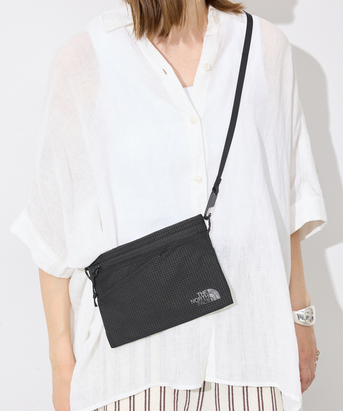 THE NORTH FACE（ザノースフェイス）の「THE NORTH FACE/ノースフェイス Rafter Shoulder Pouch S SP NM72628（ショルダーバッグ・レディース・ライトグレー/ブラック・FREE）」の5枚目の写真