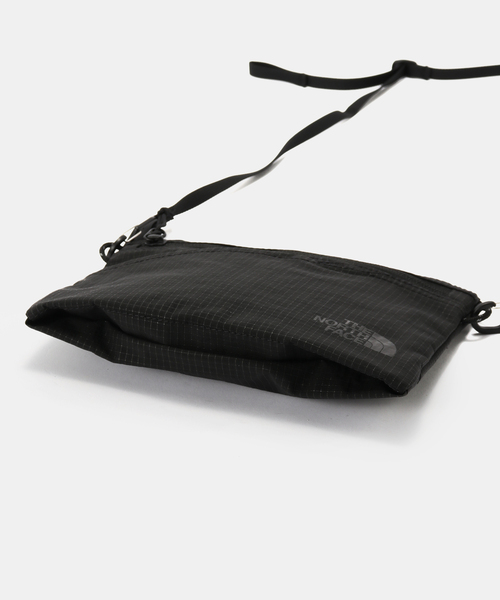 THE NORTH FACE（ザノースフェイス）の「THE NORTH FACE/ノースフェイス Rafter Shoulder Pouch S SP NM72628（ショルダーバッグ・レディース・ライトグレー/ブラック・FREE）」の15枚目の写真