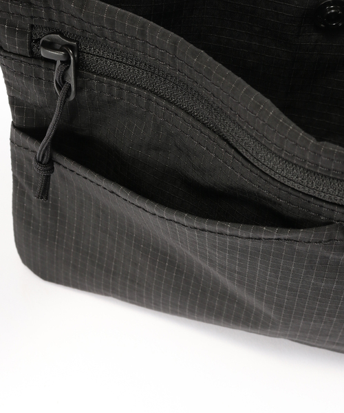THE NORTH FACE（ザノースフェイス）の「THE NORTH FACE/ノースフェイス Rafter Shoulder Pouch S SP NM72628（ショルダーバッグ・レディース・ライトグレー/ブラック・FREE）」の18枚目の写真