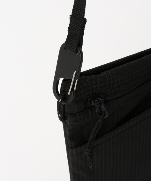 THE NORTH FACE（ザノースフェイス）の「THE NORTH FACE/ノースフェイス Rafter Shoulder Pouch S SP NM72628（ショルダーバッグ・レディース・ライトグレー/ブラック・FREE）」の19枚目の写真