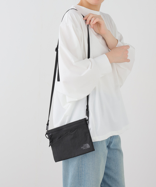 THE NORTH FACE（ザノースフェイス）の「THE NORTH FACE/ノースフェイス Rafter Shoulder Pouch S SP NM72628（ショルダーバッグ・レディース・ライトグレー/ブラック・FREE）」の22枚目の写真