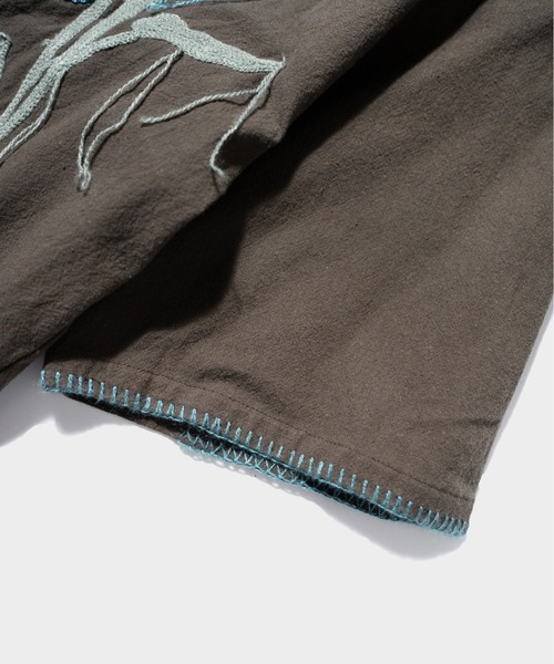 CAMPHOR WOOD(カンファーウッド)の「FLOWER EMBROIDERY SAGARA H/S SHIRT / フラワーサガラ刺繍ブランケットステッチシャツ(シャツ/ブラウス・メンズ・ブラウン系/サックスブルー/ホワイト・SMALL/MEDIUM/LARGE)」の9枚目の写真
