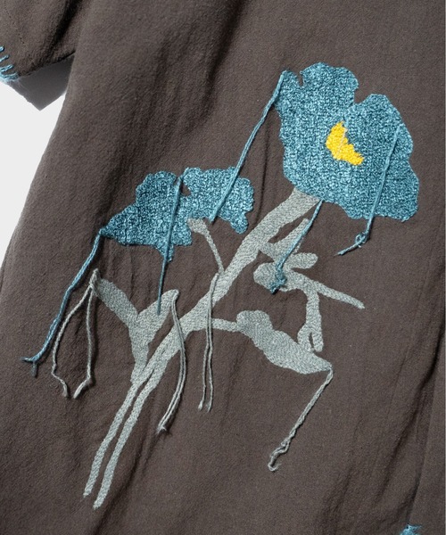 CAMPHOR WOOD(カンファーウッド)の「FLOWER EMBROIDERY SAGARA H/S SHIRT / フラワーサガラ刺繍ブランケットステッチシャツ(シャツ/ブラウス・メンズ・ブラウン系/サックスブルー/ホワイト・SMALL/MEDIUM/LARGE)」の8枚目の写真