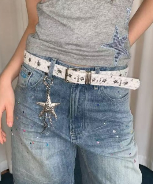 Achic（アシック）の「Y2Kビジュー付きデニムハーフパンツ（ベルト・レディース・ホワイト/ピンク・F）」の5枚目の写真