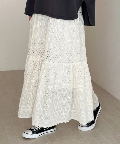 DAY CLOSET(デイ クローゼット)の「【ロング丈】ナチュラル透け感。アイレットレース ティアード切り替えスカート レディース(スカート・レディース・アイボリー/ブラック・FREE)」の3枚目の写真