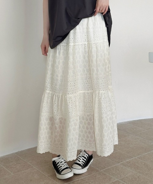 DAY CLOSET(デイ クローゼット)の「【ロング丈】ナチュラル透け感。アイレットレース ティアード切り替えスカート レディース(スカート・レディース・アイボリー/ブラック・FREE)」の4枚目の写真