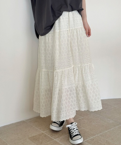DAY CLOSET(デイ クローゼット)の「【ロング丈】ナチュラル透け感。アイレットレース ティアード切り替えスカート レディース(スカート・レディース・アイボリー/ブラック・FREE)」の5枚目の写真