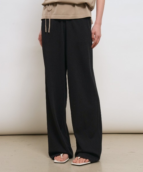 GENERAL IDEA(ジェネラルアイデア)の「【GENERAL IDEA】COOLセミワイドニットパンツ / COOL SEMI-WIDE KNIT PANTS(スウェットパンツ・レディース・アイボリー/ブラック・L/M/S)」の1枚目の写真